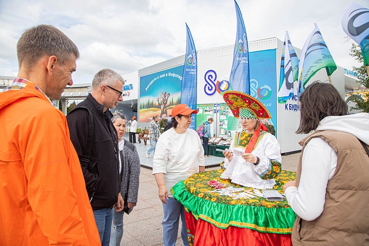 Уватский район приехал в Тюмень с чумом, нефтью и маскотами