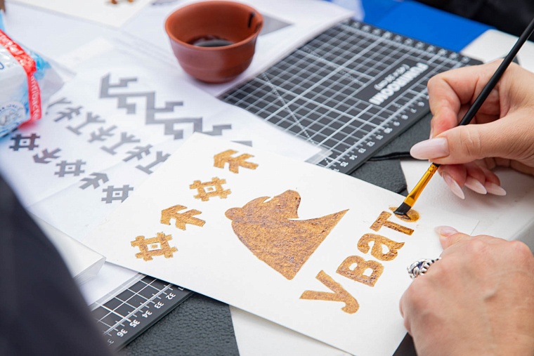 Уватский район приехал в Тюмень с чумом, нефтью и маскотами