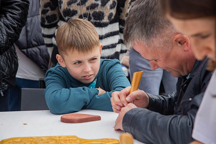 Уватский район приехал в Тюмень с чумом, нефтью и маскотами