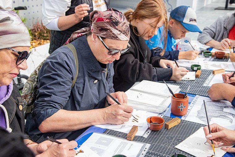 Уватский район приехал в Тюмень с чумом, нефтью и маскотами