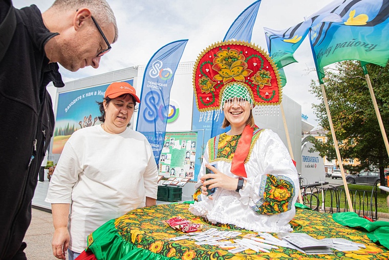 Уватский район приехал в Тюмень с чумом, нефтью и маскотами