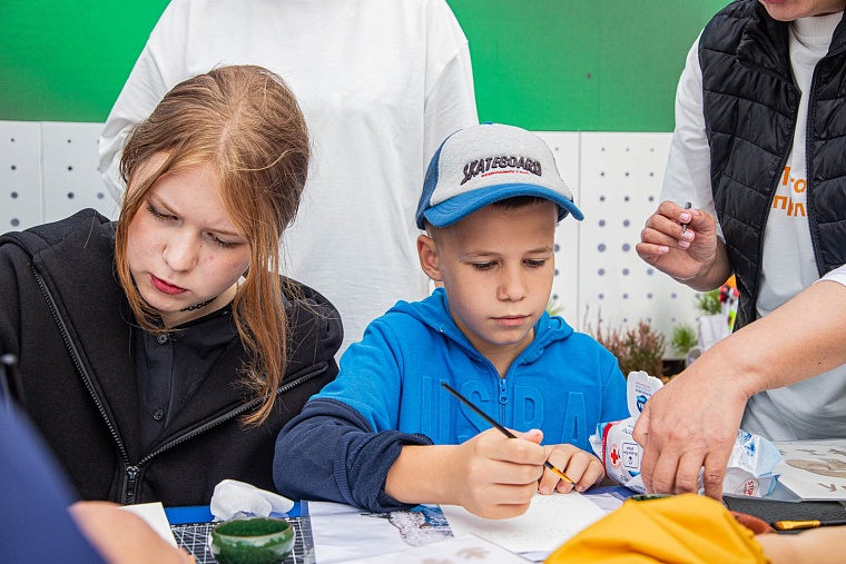 Уватский район приехал в Тюмень с чумом, нефтью и маскотами
