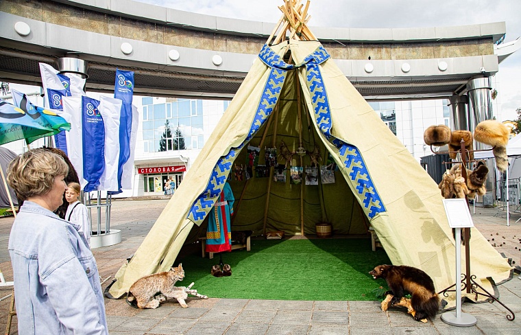 Уватский район приехал в Тюмень с чумом, нефтью и маскотами