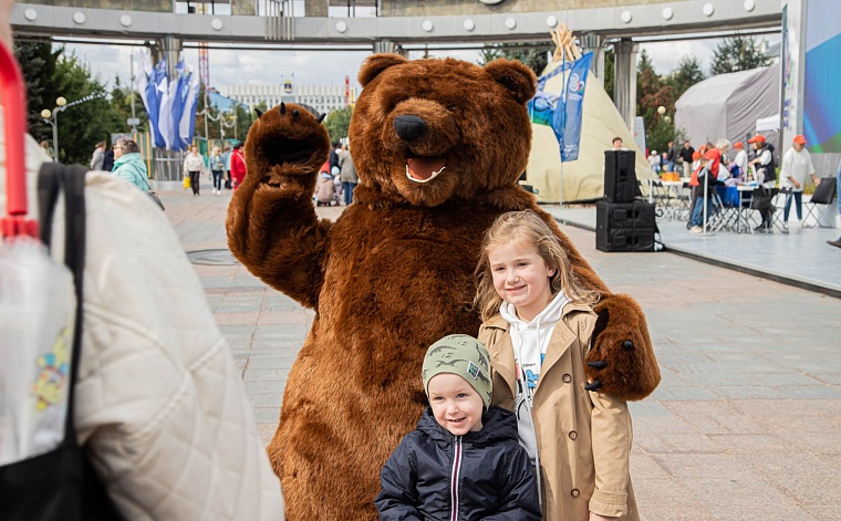 Уватский район приехал в Тюмень с чумом, нефтью и маскотами