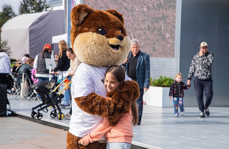 Уватский район приехал в Тюмень с чумом, нефтью и маскотами