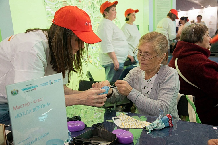 Уватский район приехал в Тюмень с чумом, нефтью и маскотами