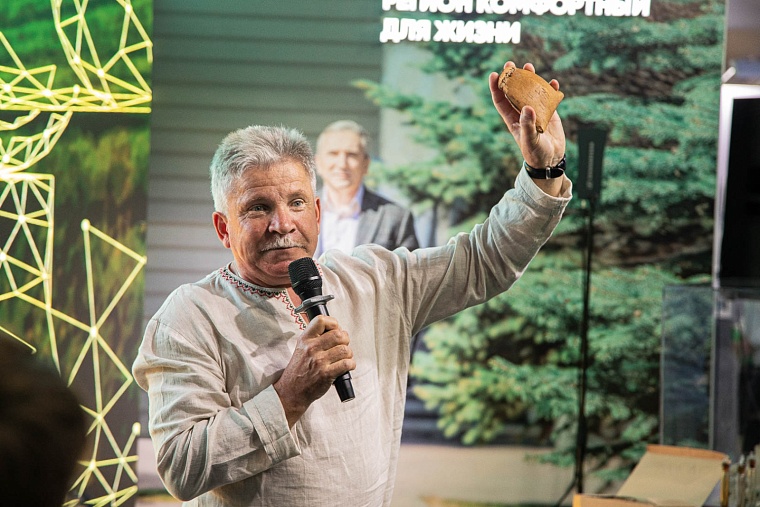 Уватский район приехал в Тюмень с чумом, нефтью и маскотами