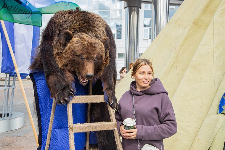 Уватский район приехал в Тюмень с чумом, нефтью и маскотами