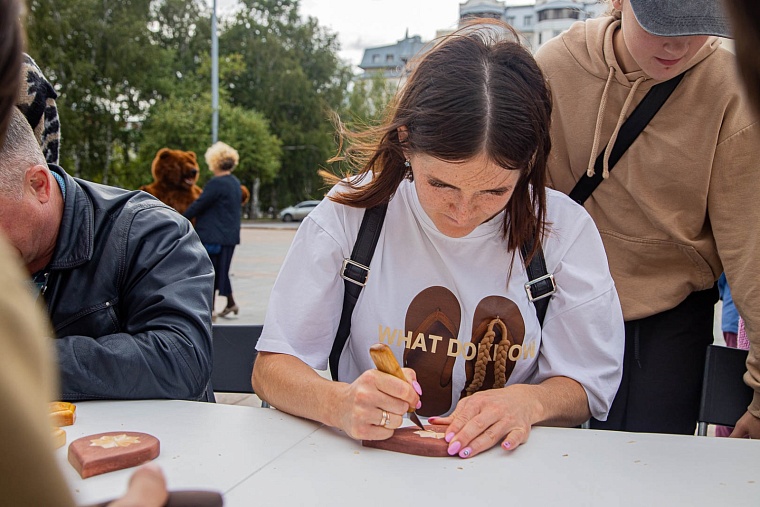 Уватский район приехал в Тюмень с чумом, нефтью и маскотами