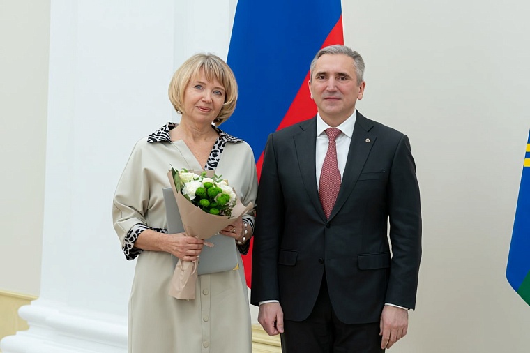 Александр Моор наградил тюменцев за успехи в труде в преддверии Дня Конституции