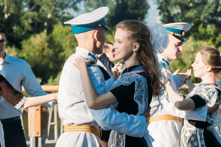 Тюменские выпускники станцуют с учителями на набережной