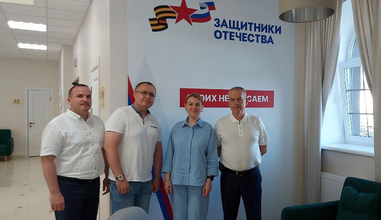 Тюменские общественные деятели оценили условия работы в филиале фонда "Защитники Отечества"