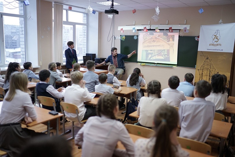 Реставратор Святослав Шитов рассказал школьникам, как по фото восстанавливают деревянную резьбу тюменских особняков