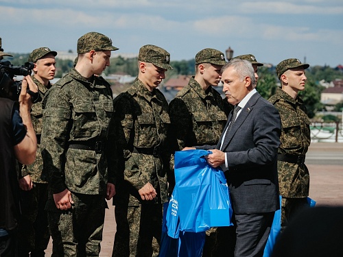 15 новобранцев из Тюмени проводили в Президентский полк