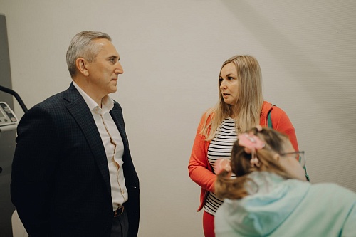 Александр Моор проверил работу детского лечебного центра