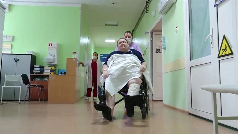 Тюменские врачи спасли 200-килограммового пациента