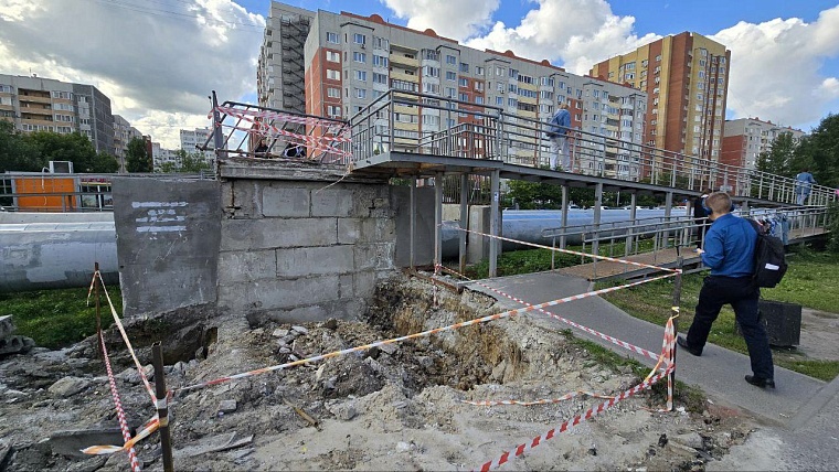 В Тюмени на улице Широтной строят новый переход через тепломагистраль