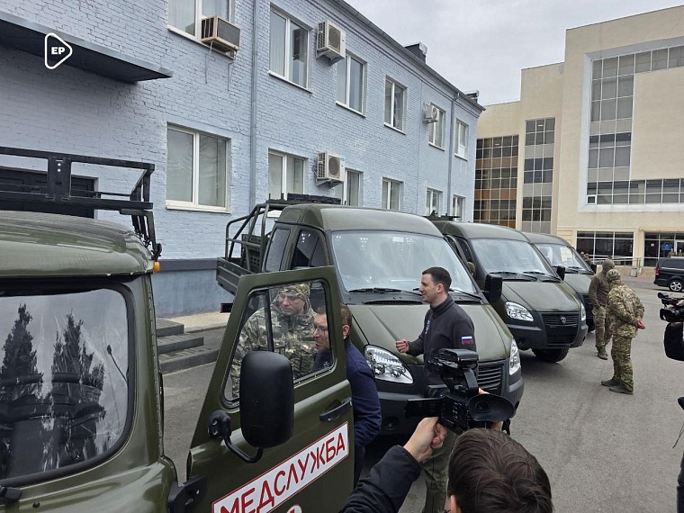 "Единая Россия" передала автомобили бойцам БПЛА