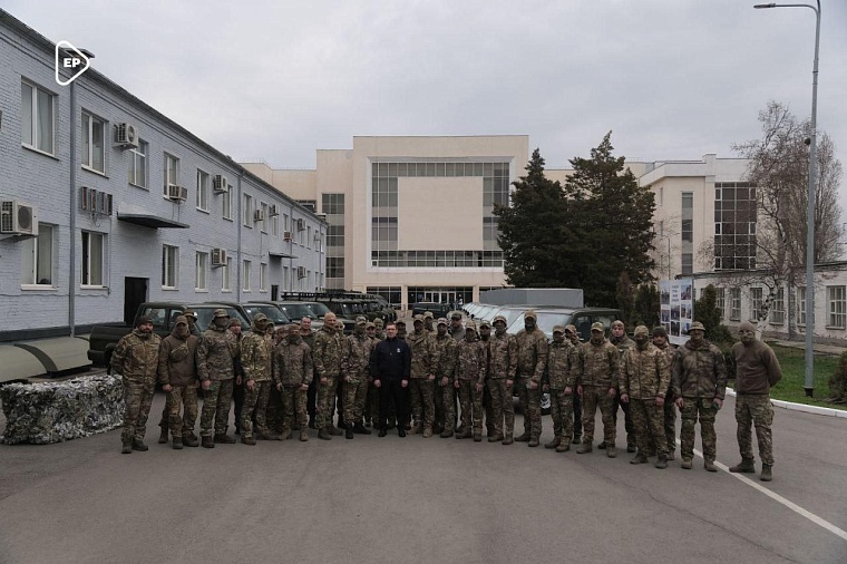 "Единая Россия" передала автомобили бойцам БПЛА