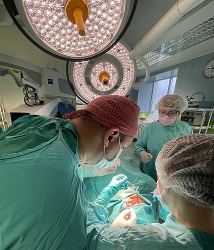 Врачи клиники "Нефтяник" спасли глаза пациенту, который практически не видел