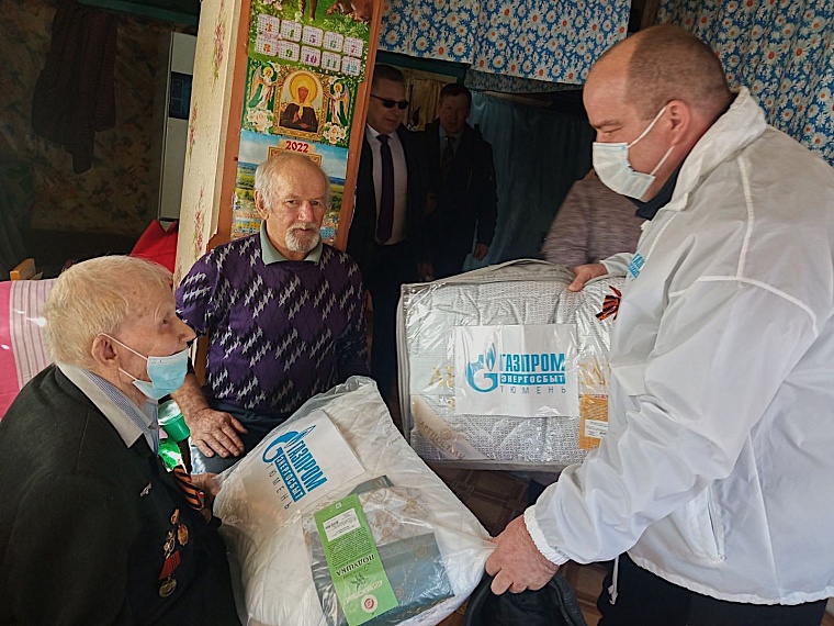 Несмотря на возраст и проблемы со здоровьем, герои праздника встречают гостей с радостью.