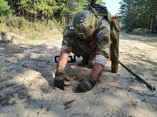 Тюменских контрактников на полигоне учат обезвреживать мины
