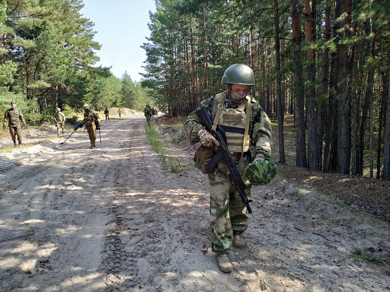 Тюменских контрактников на полигоне учат обезвреживать мины