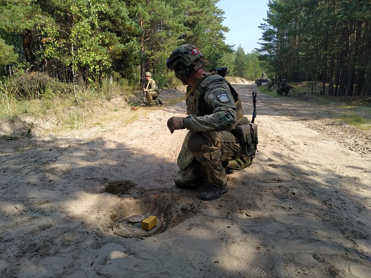 Тюменских контрактников на полигоне учат обезвреживать мины