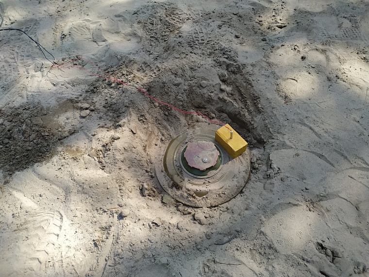 Тюменских контрактников на полигоне учат обезвреживать мины