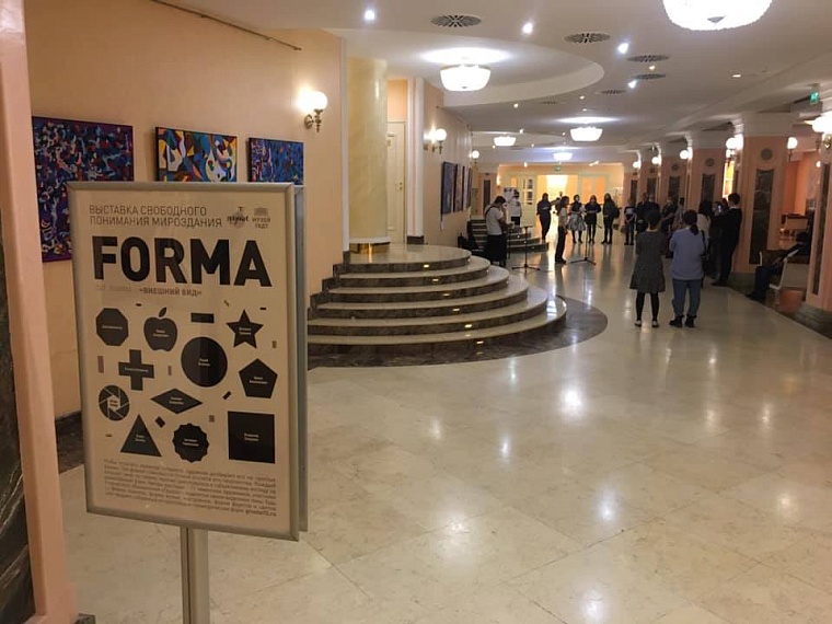 В тюменском драмтеатре открылась выставка молодых художников