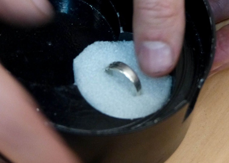 На выставке в технопарке горожане проверяют деньги и золото