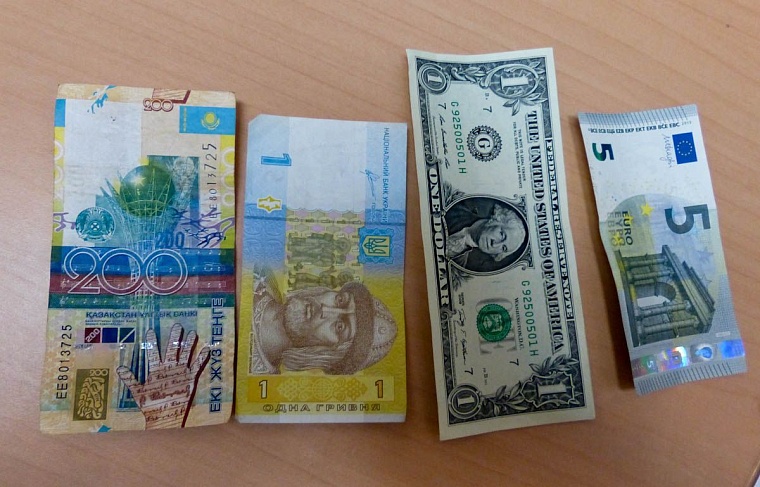 На выставке в технопарке горожане проверяют деньги и золото