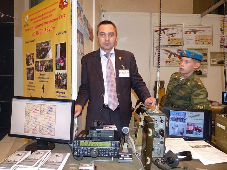 На выставке в технопарке горожане проверяют деньги и золото