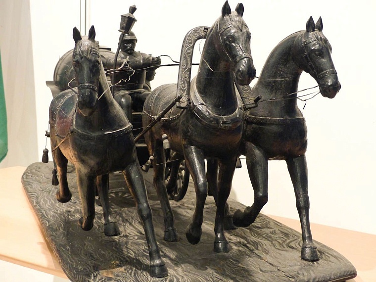 На выставке в технопарке горожане проверяют деньги и золото