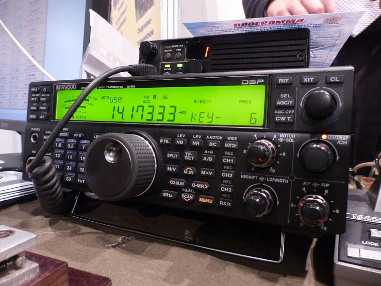 На выставке в технопарке горожане проверяют деньги и золото