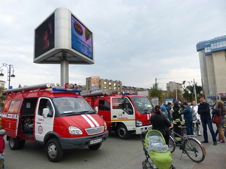 На выставке в технопарке горожане проверяют деньги и золото