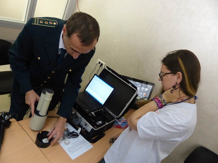 На выставке в технопарке горожане проверяют деньги и золото