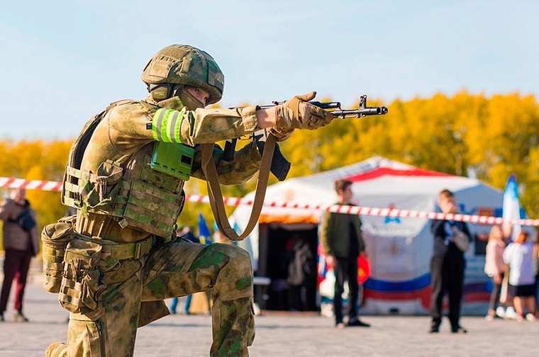 Тюменцев зовут присмотреться к военным специальностям на выставке «Служим Отечеству»