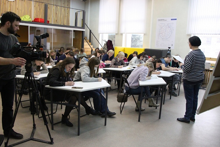 Потребность писать от руки: “Тотальный диктант” прошел в Тюмени офлайн