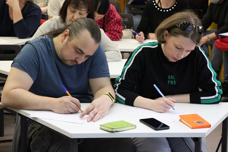 Потребность писать от руки: “Тотальный диктант” прошел в Тюмени офлайн