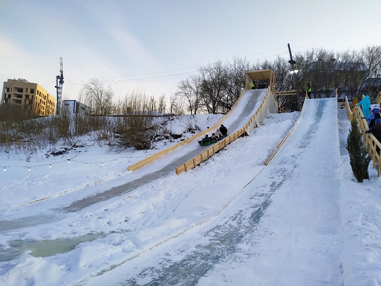 За набережной в Тюмени построили "Бешеные горки"
