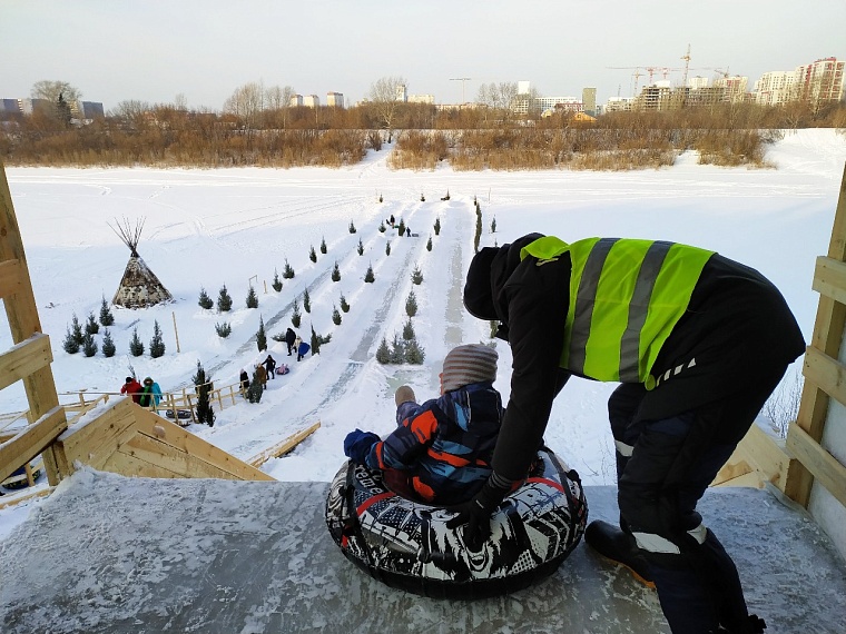 За набережной в Тюмени построили "Бешеные горки"