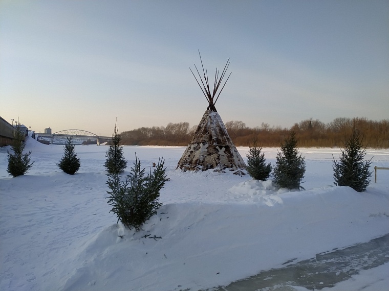 За набережной в Тюмени построили "Бешеные горки"
