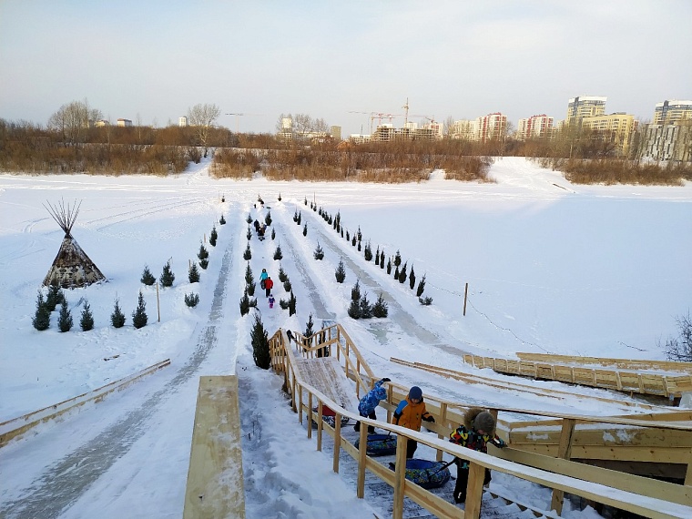 За набережной в Тюмени построили "Бешеные горки"
