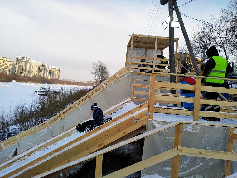 За набережной в Тюмени построили "Бешеные горки"