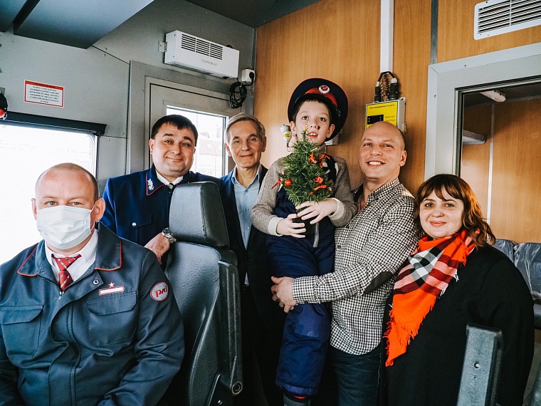 Мечты сбываются: юный тюменец примерил фуражку машиниста