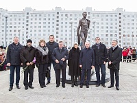 При поддержке газодобытчиков в Новом Уренгое установлен памятник Владимиру Высоцкому