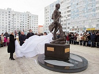 При поддержке газодобытчиков в Новом Уренгое установлен памятник Владимиру Высоцкому