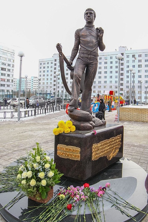 При поддержке газодобытчиков в Новом Уренгое установлен памятник Владимиру Высоцкому