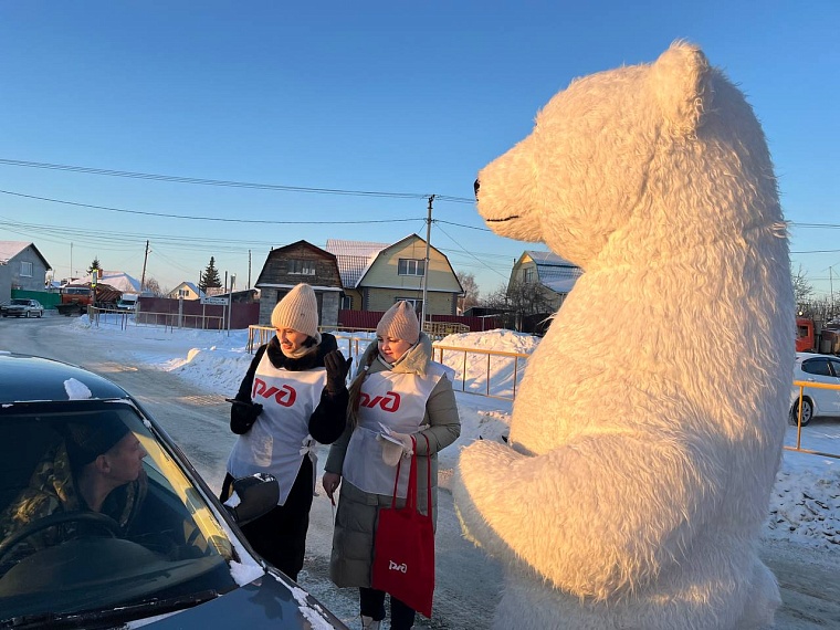 Для обеспечения безопасности на переездах тюменские железнодорожники привлекли белого медведя